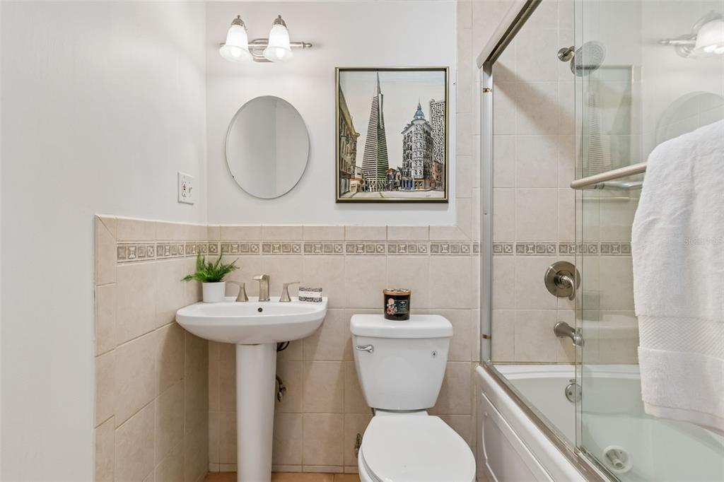2434 West Prospect Road Tampa, FL 33629 - Photo 21 of 45 a bathroom with a sink mirror toilet and bathtub