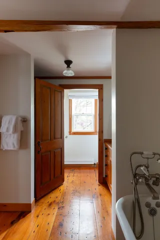 a view of entryway with furniture