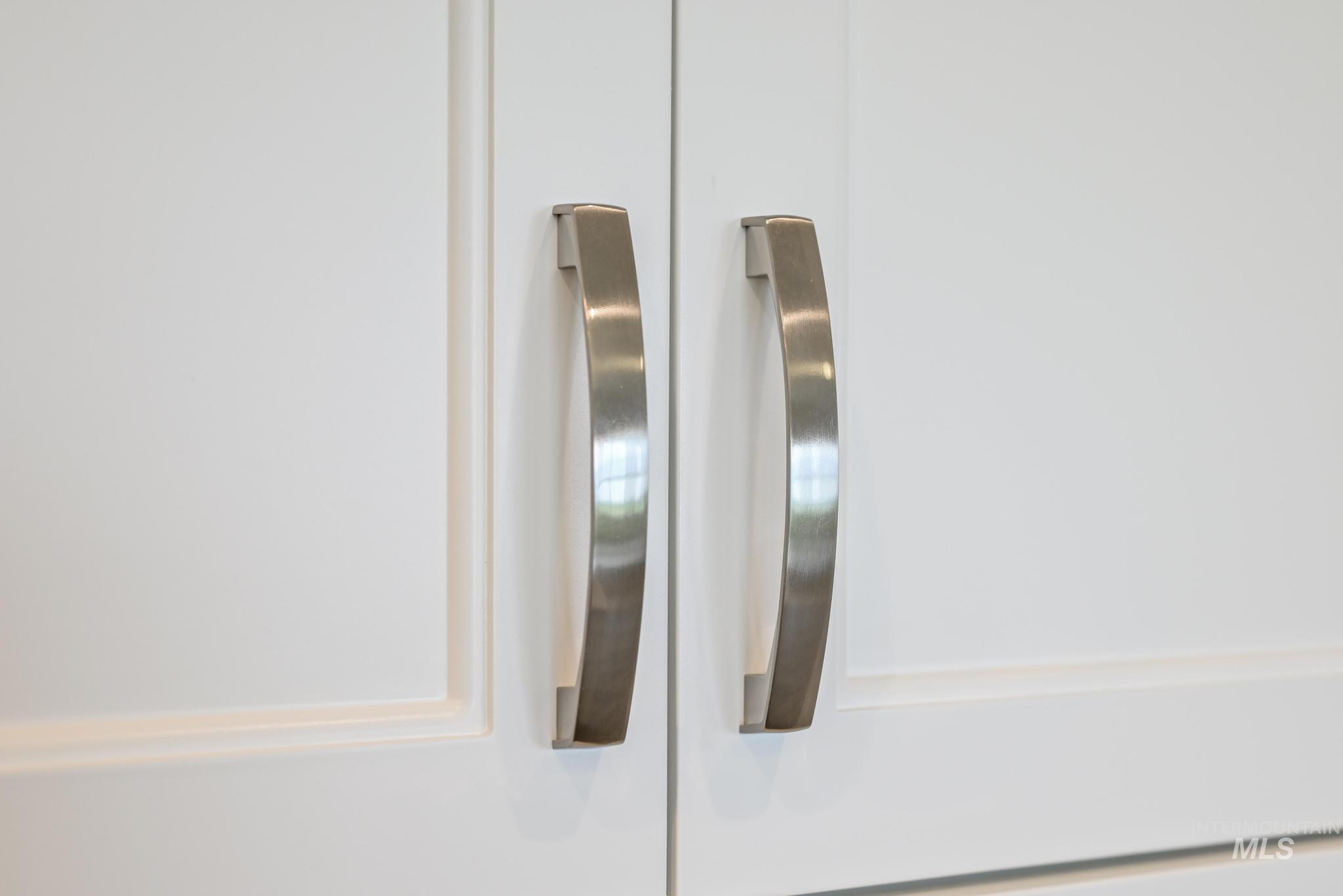 15232 Steel Cloud Avenue Caldwell, ID 83607 - Photo 14 of 33 Detailed view of white cabinets