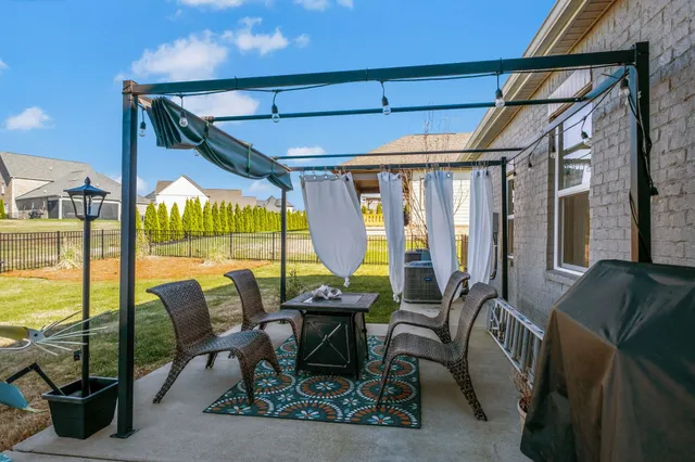 a view of entryway with livingroom