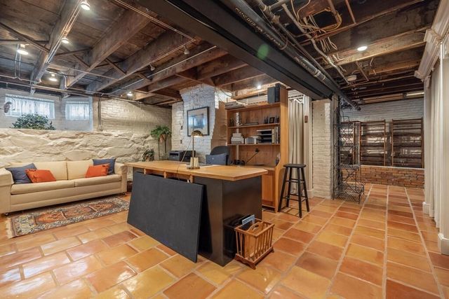 a view of livingroom with furniture