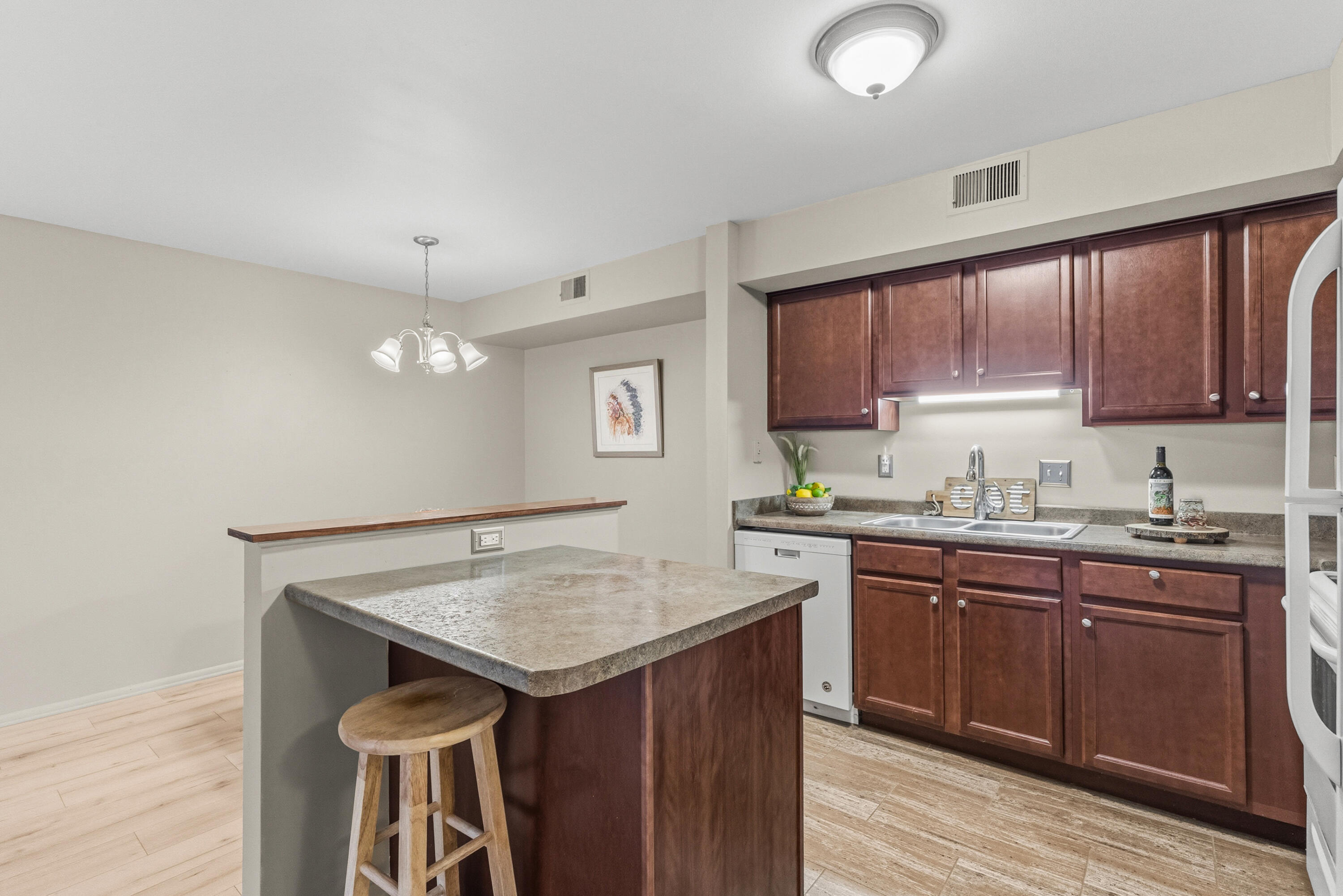 734 West Kilgore Road, Unit 208 Kalamazoo, MI 49008 - Photo 5 of 32 Kilgore Rd W 734 Unit 208 Portage 49024-