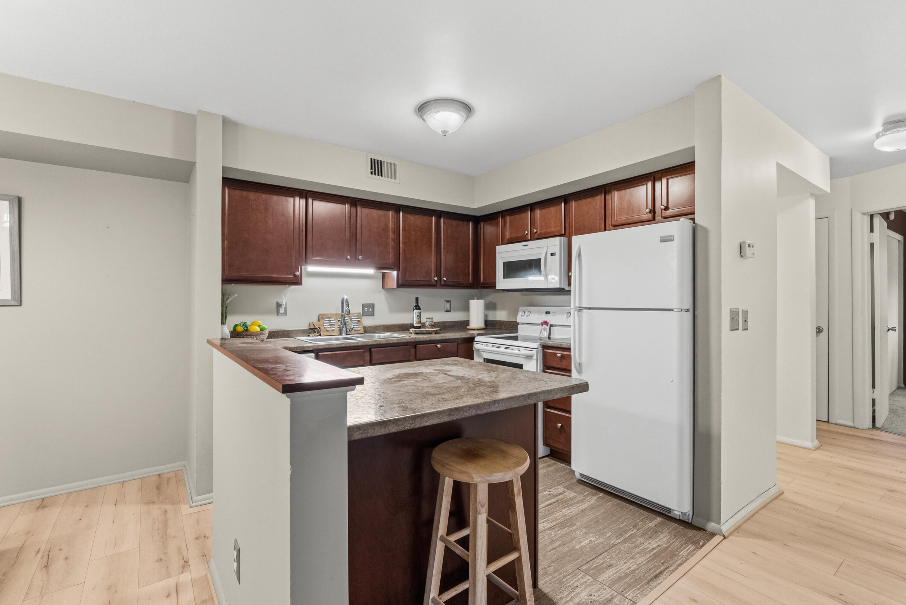 734 West Kilgore Road, Unit 208 Kalamazoo, MI 49008 - Photo 6 of 32 Kilgore Rd W 734 Unit 208 Portage 49024-