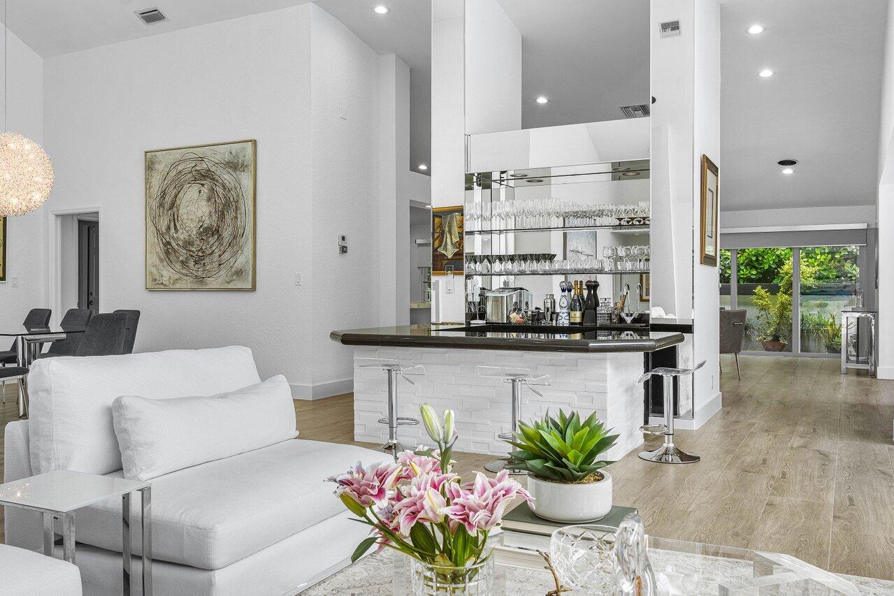 4564 Bocaire Boulevard Boca Raton, FL 33487 - Photo 11 of 64 Living room & Bar