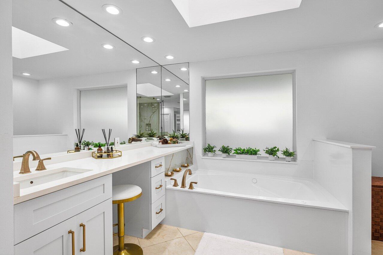 4564 Bocaire Boulevard Boca Raton, FL 33487 - Photo 24 of 64 Primary bath
