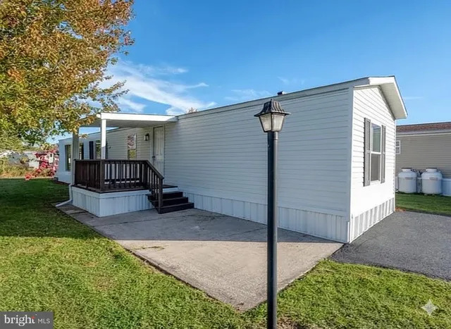 a view of back yard of the house