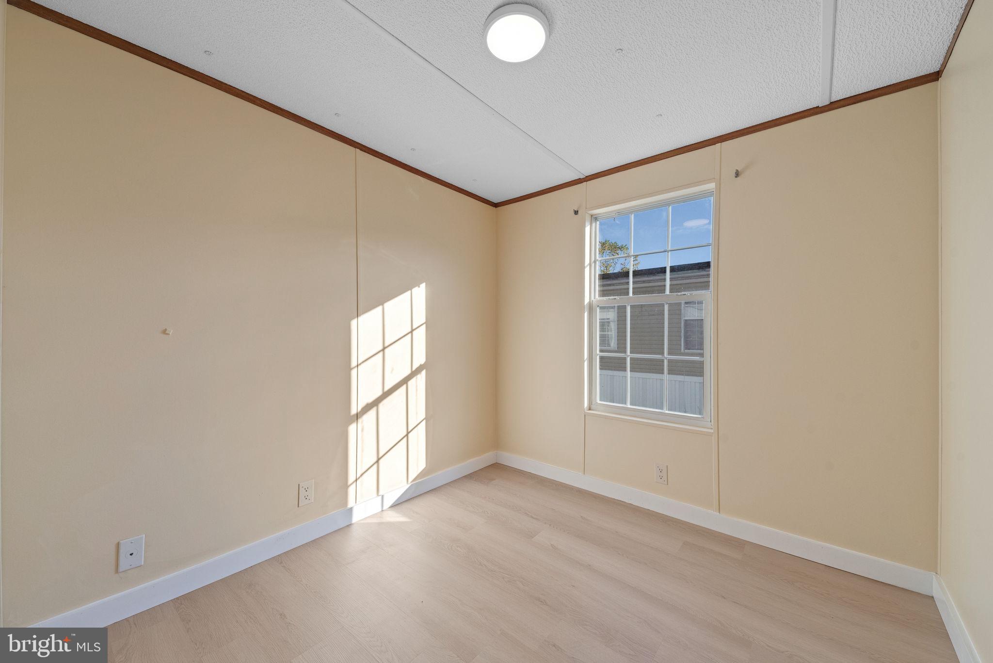 31 Davis Avenue Gettysburg, PA 17325 - Photo 18 of 23 an empty room with windows and closet