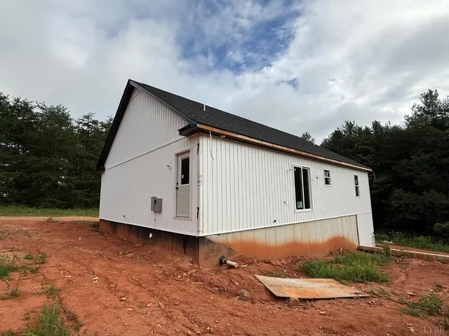 a view of a house with backyard