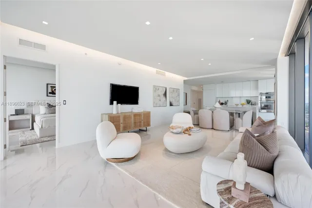 a view of entryway with window