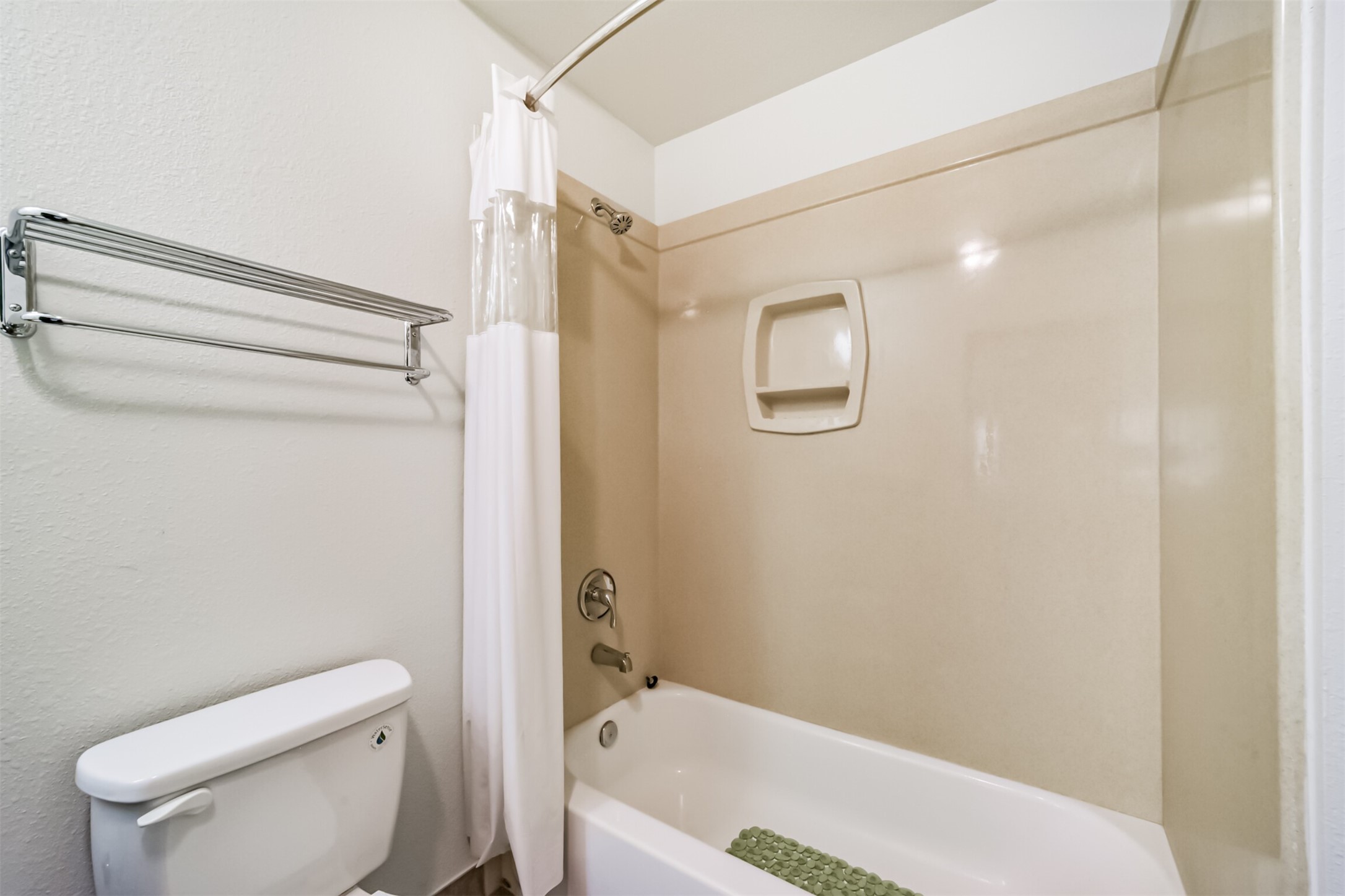 1025 Swanson Street, Unit 309 Houston, TX 77030 - Photo 18 of 21 a bathroom with a toilet and bathtub