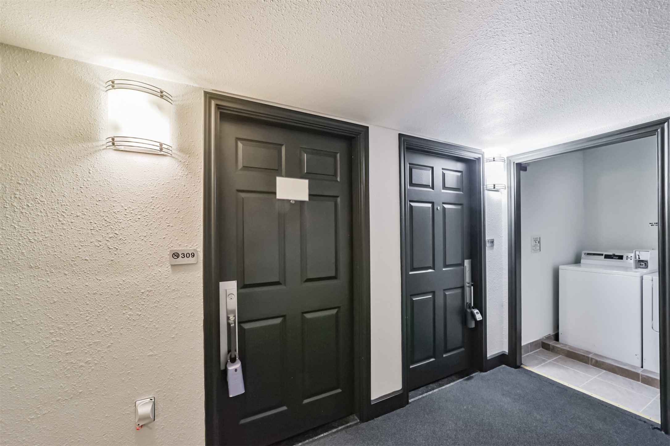 1025 Swanson Street, Unit 309 Houston, TX 77030 - Photo 4 of 21 a view of hallway with bathroom