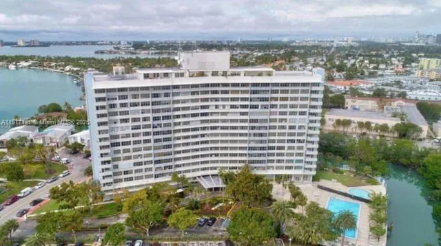 $2,800 | 7441 Wayne Avenue, Unit 4D, Miami Beach, FL 33141