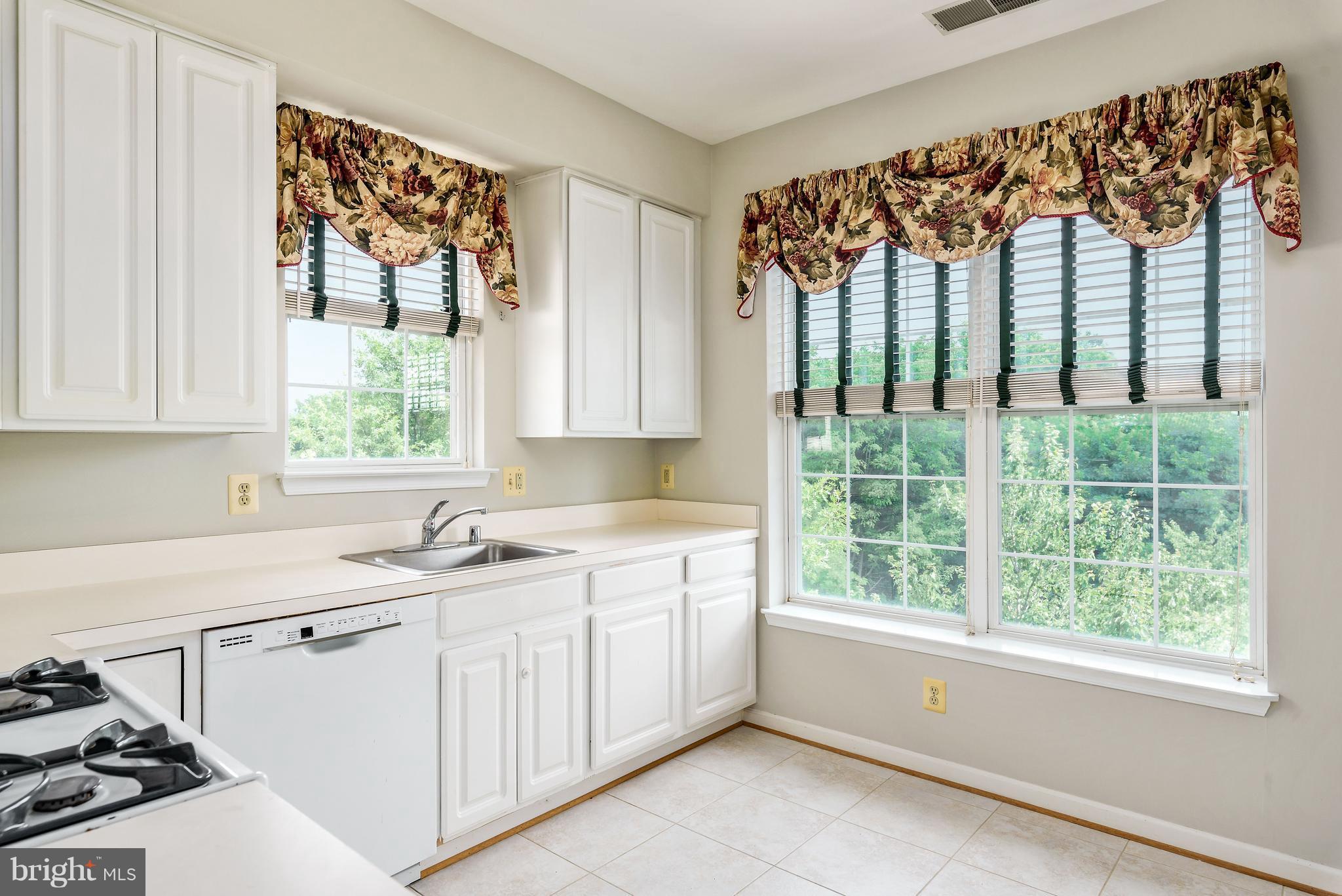 20903 Cedarpost Square, Unit 301 Ashburn, VA 20147 - Photo 12 of 30 Eat In Kitchen