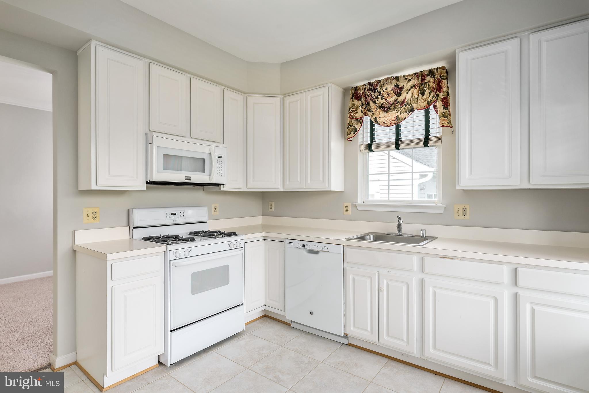 20903 Cedarpost Square, Unit 301 Ashburn, VA 20147 - Photo 13 of 30 Kitchen