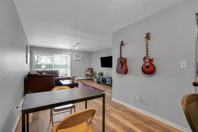 $174,900 | 850 South Lorraine Road, Unit 3B, Wheaton, IL 60189