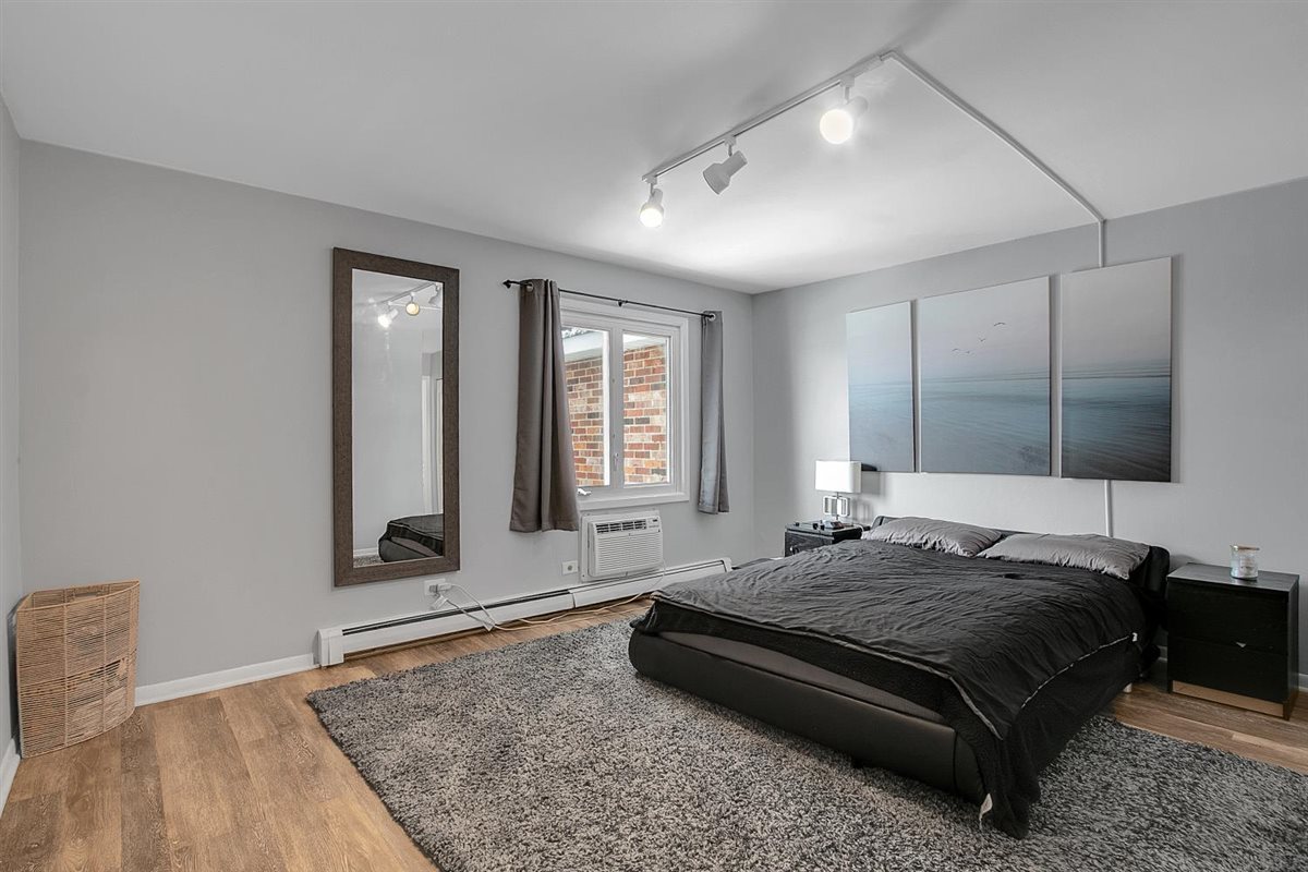 850 South Lorraine Road, Unit 3B Wheaton, IL 60189 - Photo 19 of 33 a spacious bedroom with a bed and window