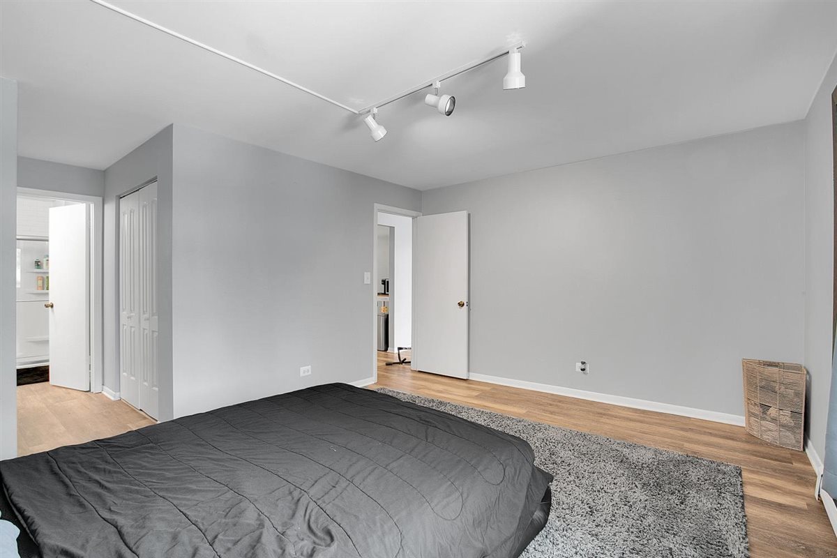 850 South Lorraine Road, Unit 3B Wheaton, IL 60189 - Photo 21 of 33 a view of a room with closet and windows