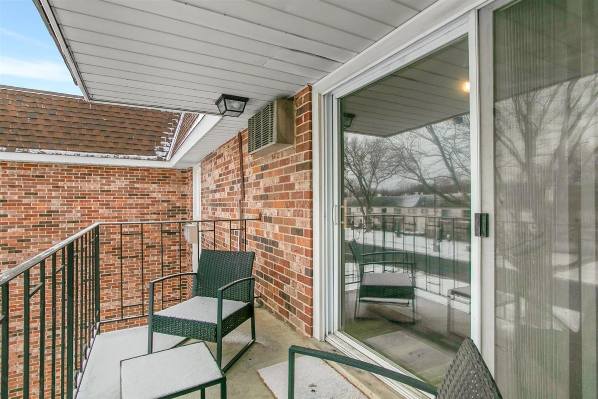 850 South Lorraine Road, Unit 3B Wheaton, IL 60189 - Photo 26 of 33 a balcony with chairs and table