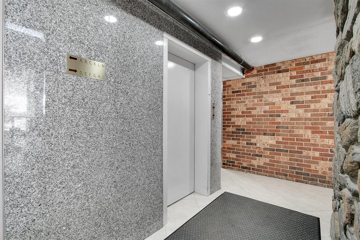 850 South Lorraine Road, Unit 3B Wheaton, IL 60189 - Photo 6 of 33 a bathroom with a shower