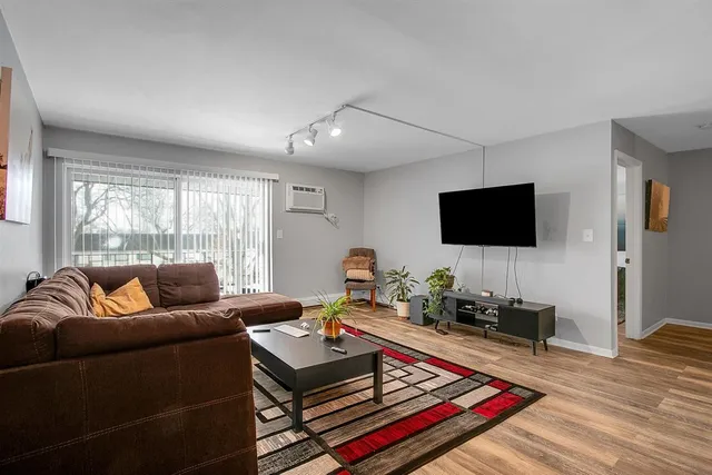 $174,900 | 850 South Lorraine Road, Unit 3B, Wheaton, IL 60189