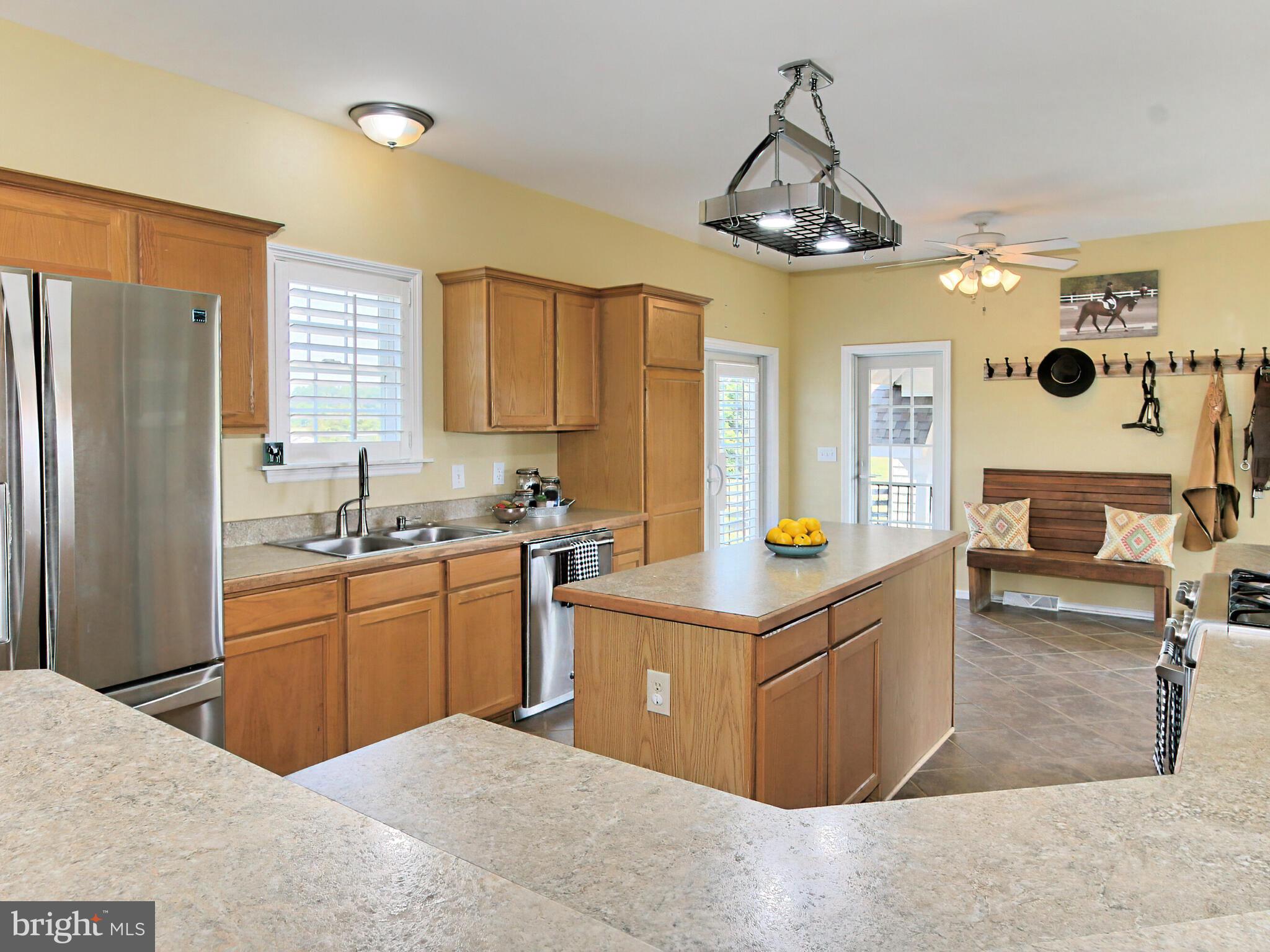 4386 Catlett Road Midland, VA 22728 - Photo 22 of 97 Room for everyone in the kitchen