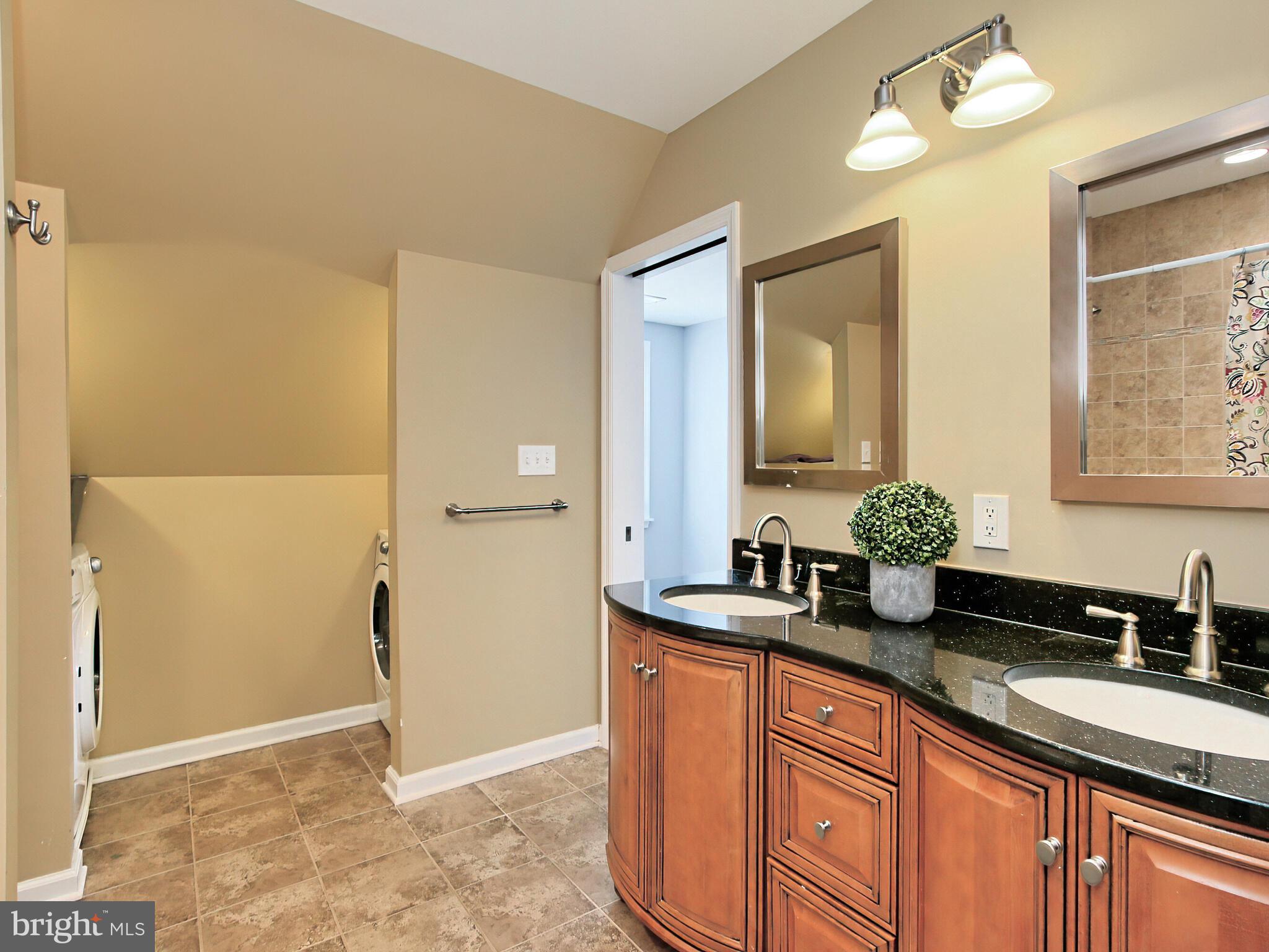 4386 Catlett Road Midland, VA 22728 - Photo 38 of 97 Upstairs hall full bathroom