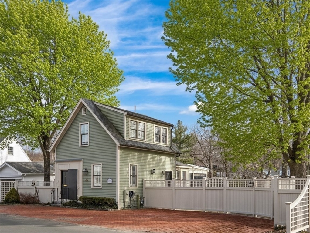 272 North Street Hingham, MA 02043 - Photo 1 of 17 a front view of a house with a garden