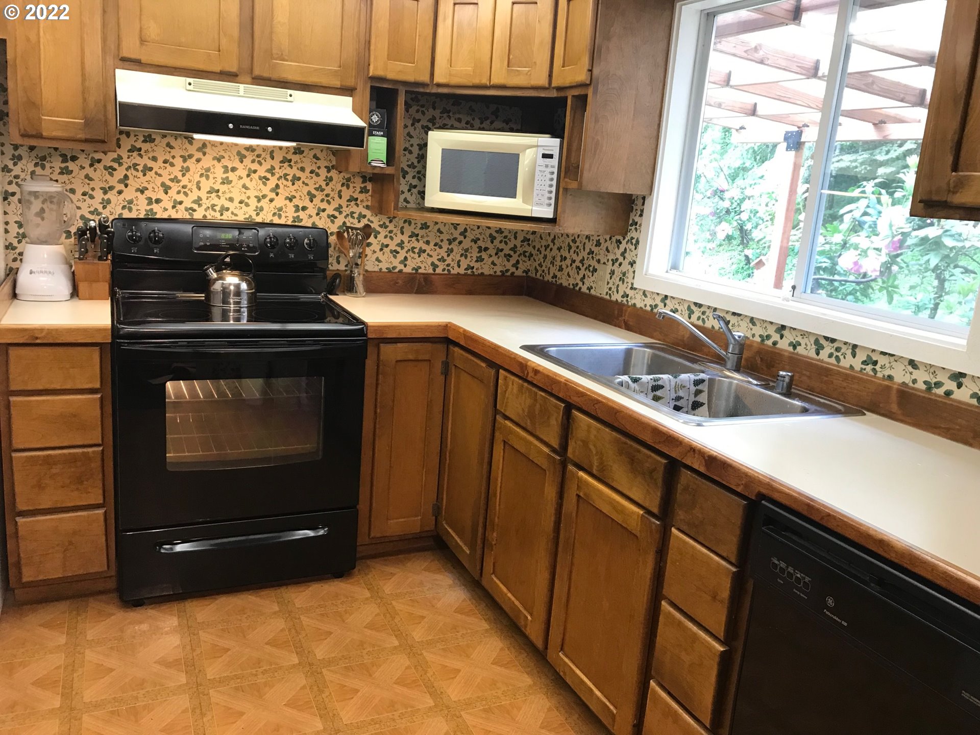90445 Baker Road Elmira, OR 97437 - Photo 8 of 25 Kitchen
