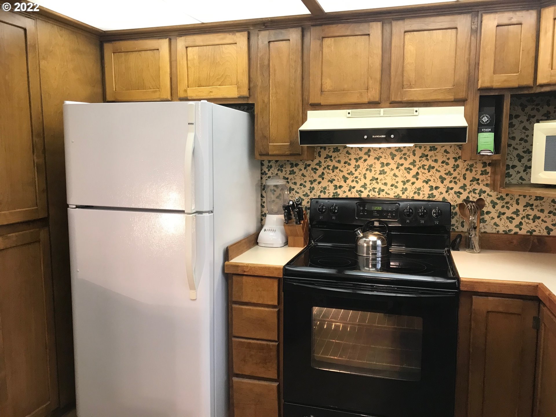90445 Baker Road Elmira, OR 97437 - Photo 9 of 25 Kitchen
