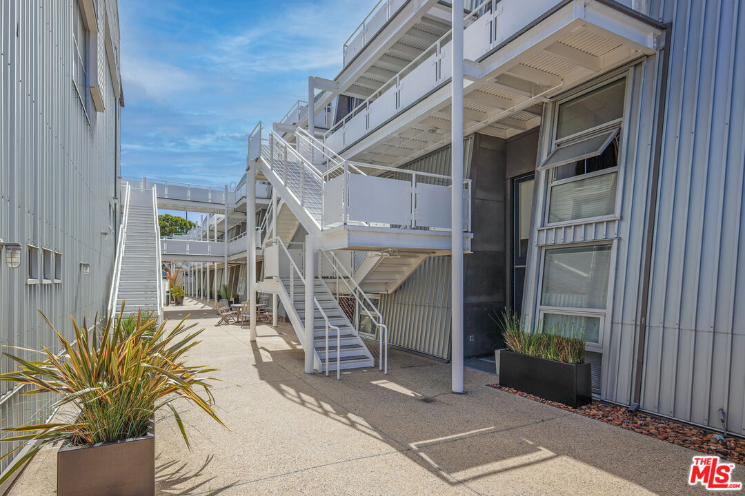 615 Hampton Drive, Unit A103 Venice, CA 90291 - Photo 4 of 20 a view of entryway front of house