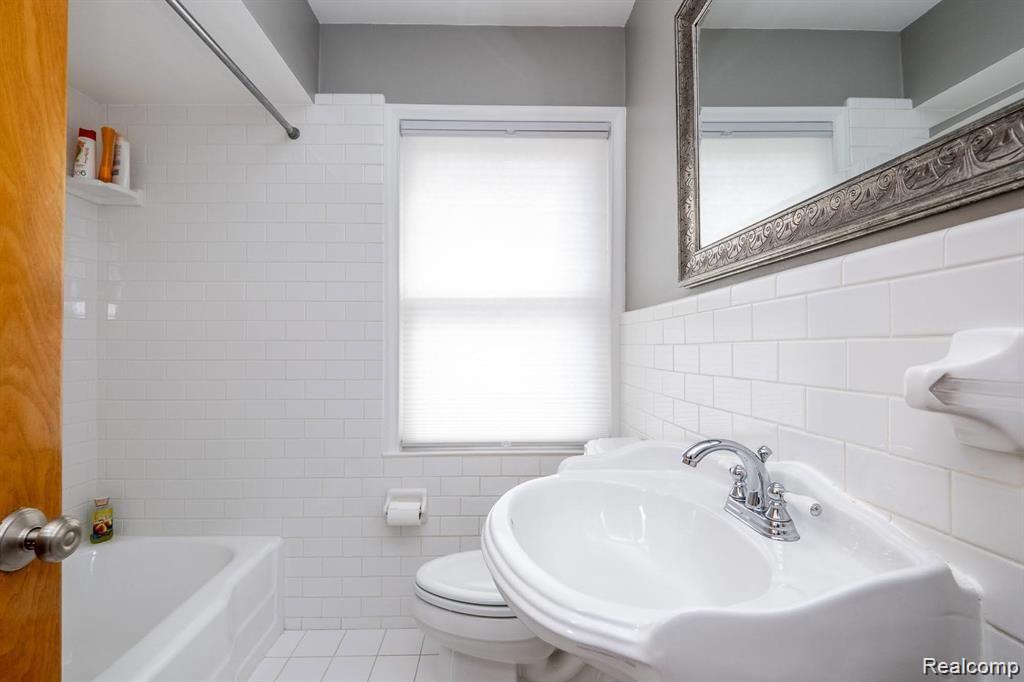 3022 Bamlet Road Royal Oak, MI 48073 - Photo 18 of 51 1st Floor Bathroom
