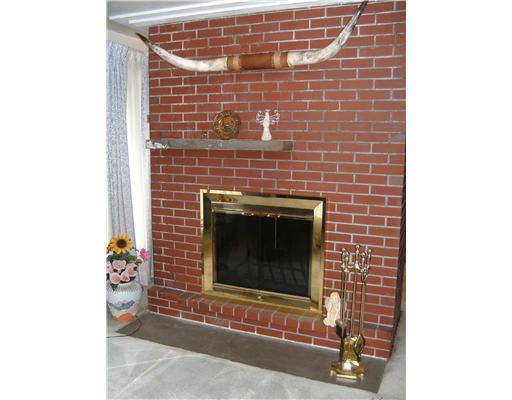 314 County Line Road Bridgeville, PA 15017 - Photo 11 of 16 Living Room.