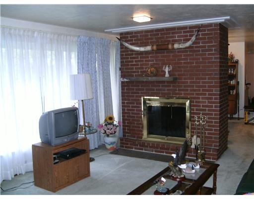 314 County Line Road Bridgeville, PA 15017 - Photo 12 of 16 Living Room.
