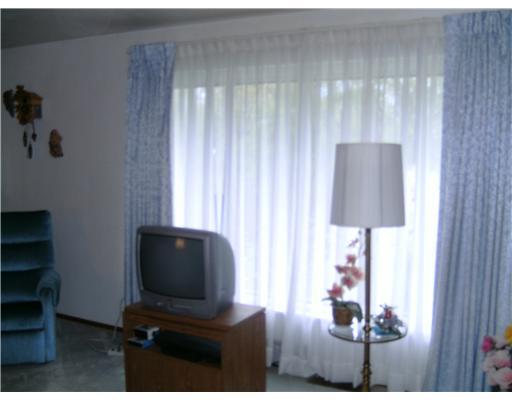 314 County Line Road Bridgeville, PA 15017 - Photo 13 of 16 Living Room.