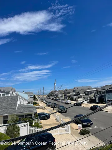 a view of a parking area