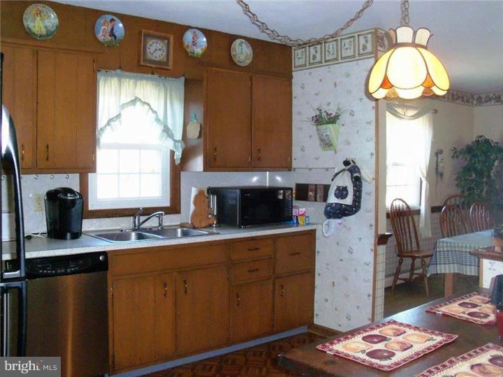 1547 Chestnut Hill Road Pottstown, PA 19465 - Photo 9 of 25 Kitchen