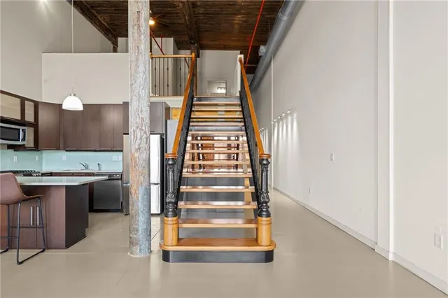 a view of entryway and kitchen