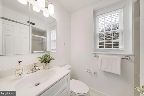 $3,700 | 3701 39th Street Northwest, Unit A181, Washington, DC 20016