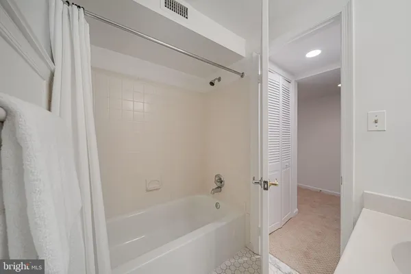 $3,700 | 3701 39th Street Northwest, Unit A181, Washington, DC 20016