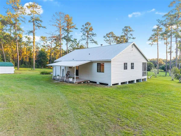 a view of a house with a yard