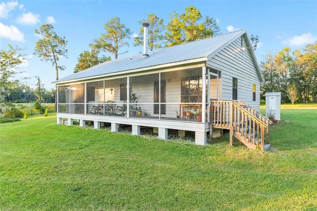 a view of a backyard