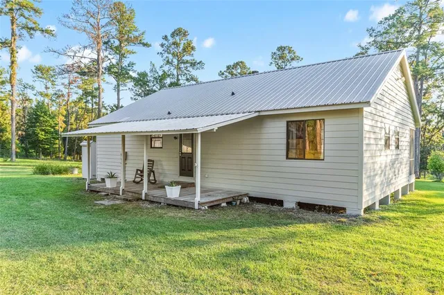 a view of a house with a backyard