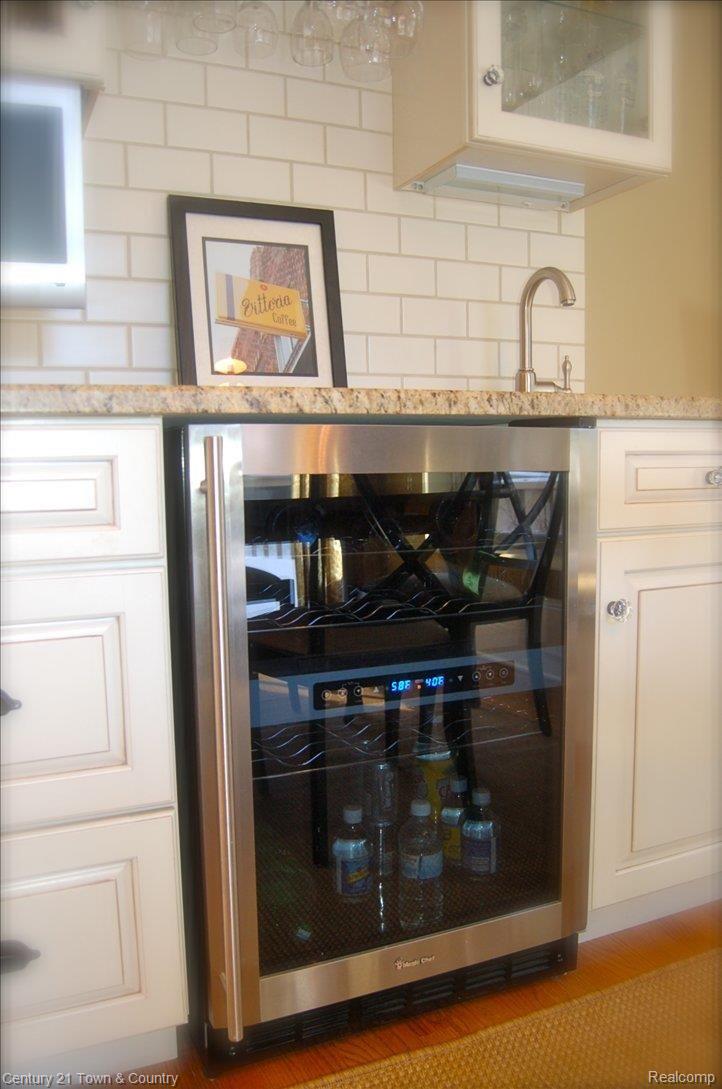 3520 Summit Ridge Drive Rochester, MI 48306 - Photo 8 of 25 Bar Fridge