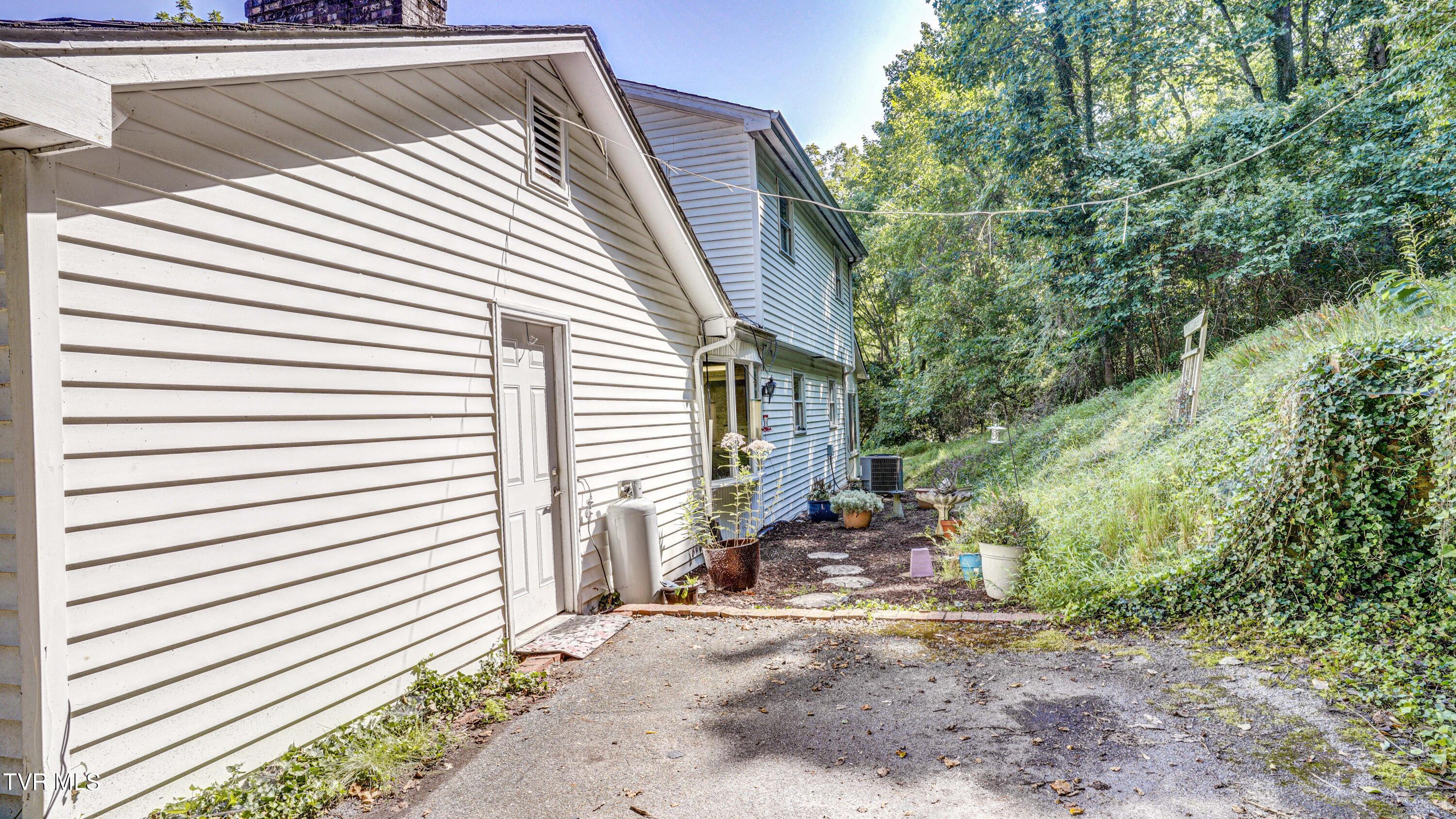 101 Timberlane Road Bristol, TN 37620 - Photo 7 of 70 _DSC5128_29_30_31_32