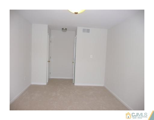 35 Edinburgh Court Edison, NJ 08820 - Photo 5 of 13