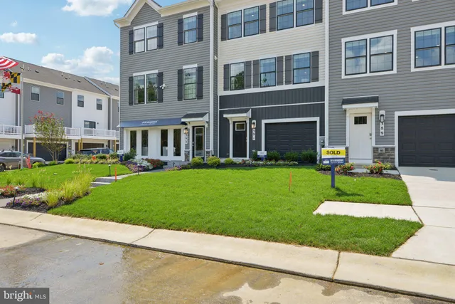 a view of a yard in front of a building