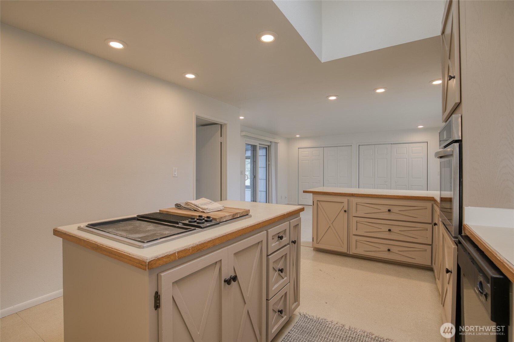 411 West 4th Street Aberdeen, WA 98520 - Photo 12 of 40 a kitchen that has a sink and a stove in it
