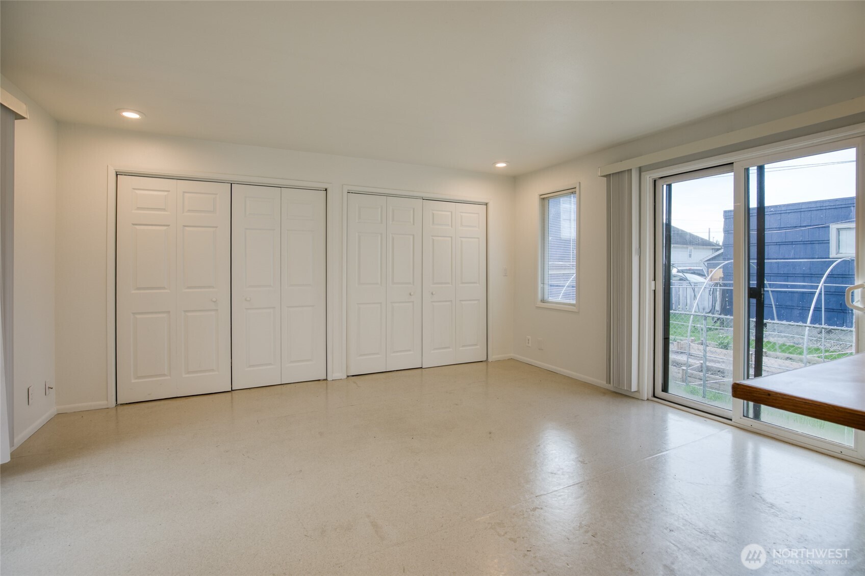 411 West 4th Street Aberdeen, WA 98520 - Photo 15 of 40 a view of an empty room with glass door
