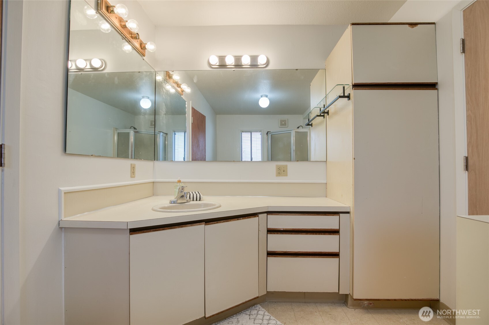 411 West 4th Street Aberdeen, WA 98520 - Photo 16 of 40 a bathroom with a sink vanity and a mirror