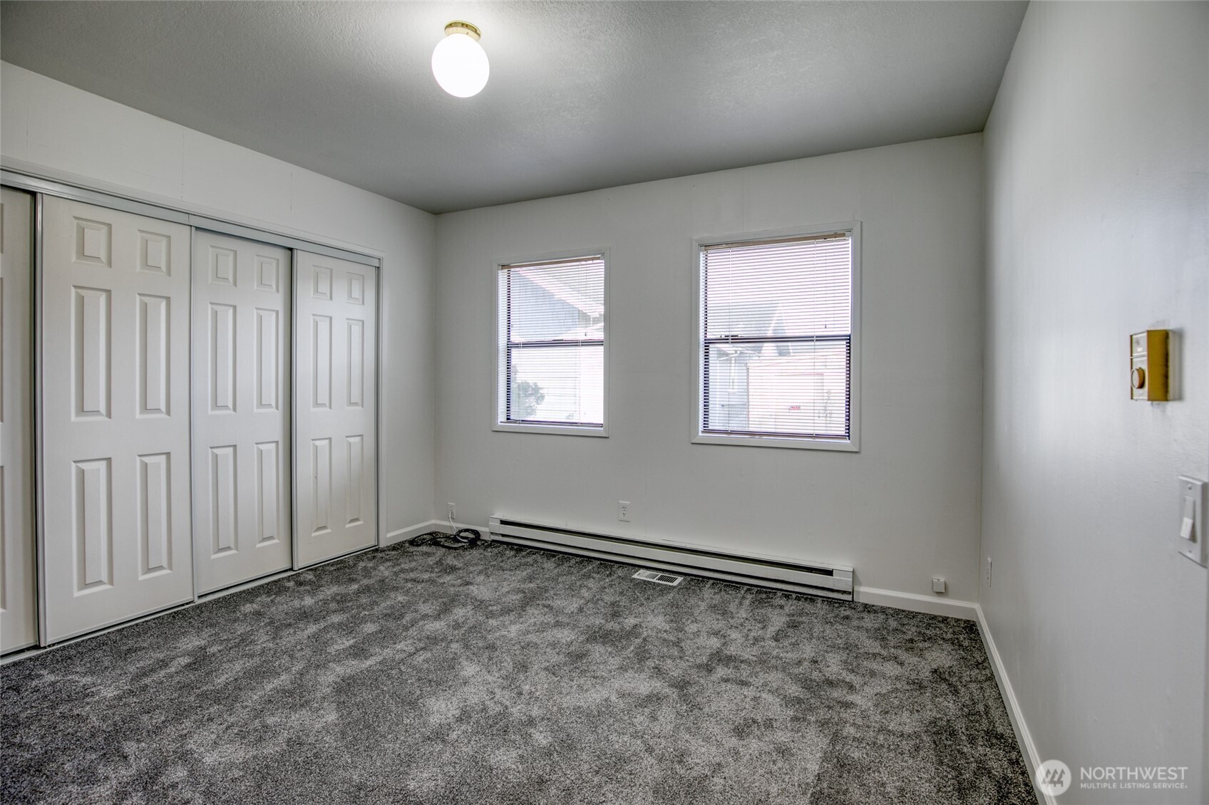 411 West 4th Street Aberdeen, WA 98520 - Photo 18 of 40 an empty room with windows